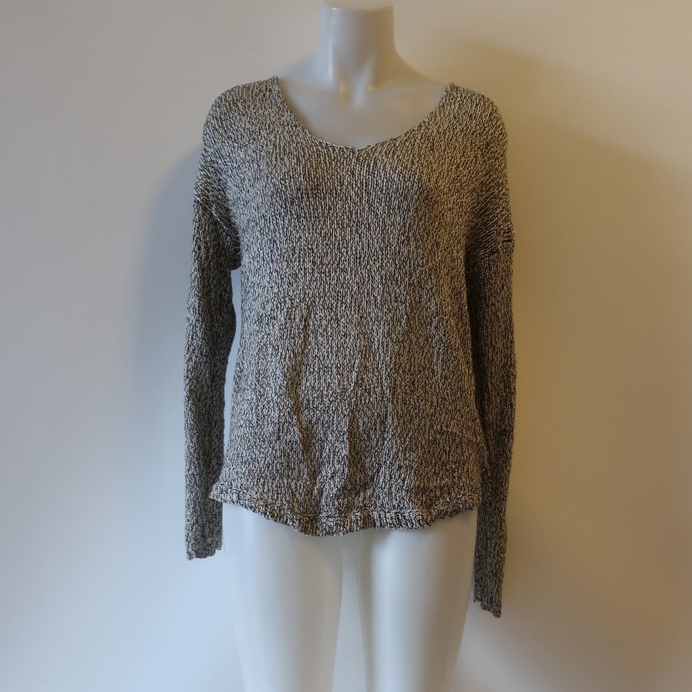 RUBY AND JENNA HEATHERED BACK CUTOUT SWEATER L *